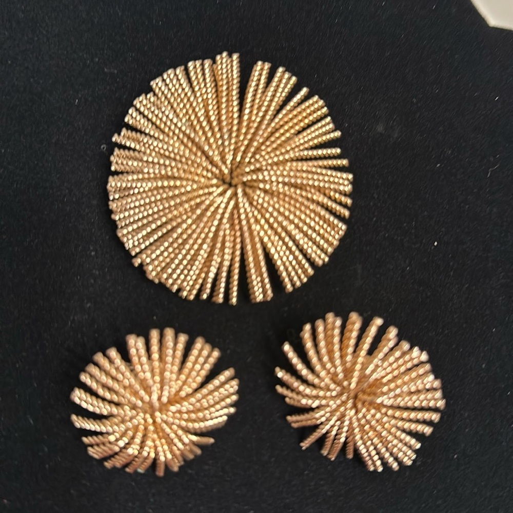 Bergere Starburst brooch & clip earrings gold rope metal EUC